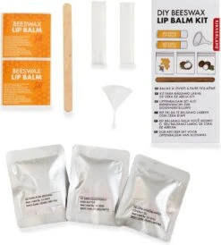 Kikkerland DIY Bijenwas Lip Balsem Kit - Maak Je Eigen Lippenbalsem - 100% Natuurlijk - Voor Twee Balsem Sticks -Glam Make-up Verkoop 1080x1200 3