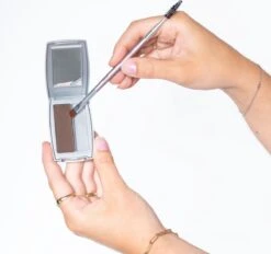 Herome Eye Care Wenkbrauw Poeder Zwart - Compact Brow Powder Nearly Black - Waterproof Verrijkt Met Panthenol - Volumineuze Wenkbrauwen In Een Handomdraai 15 Herome Eye Care Wenkbrauw Poeder Zwart - Compact Brow Powder Nearly Black - Waterproof Verrijkt Met Panthenol - Volumineuze Wenkbrauwen In Een Handomdraai -Glam Make-up Verkoop 1200x1128 15