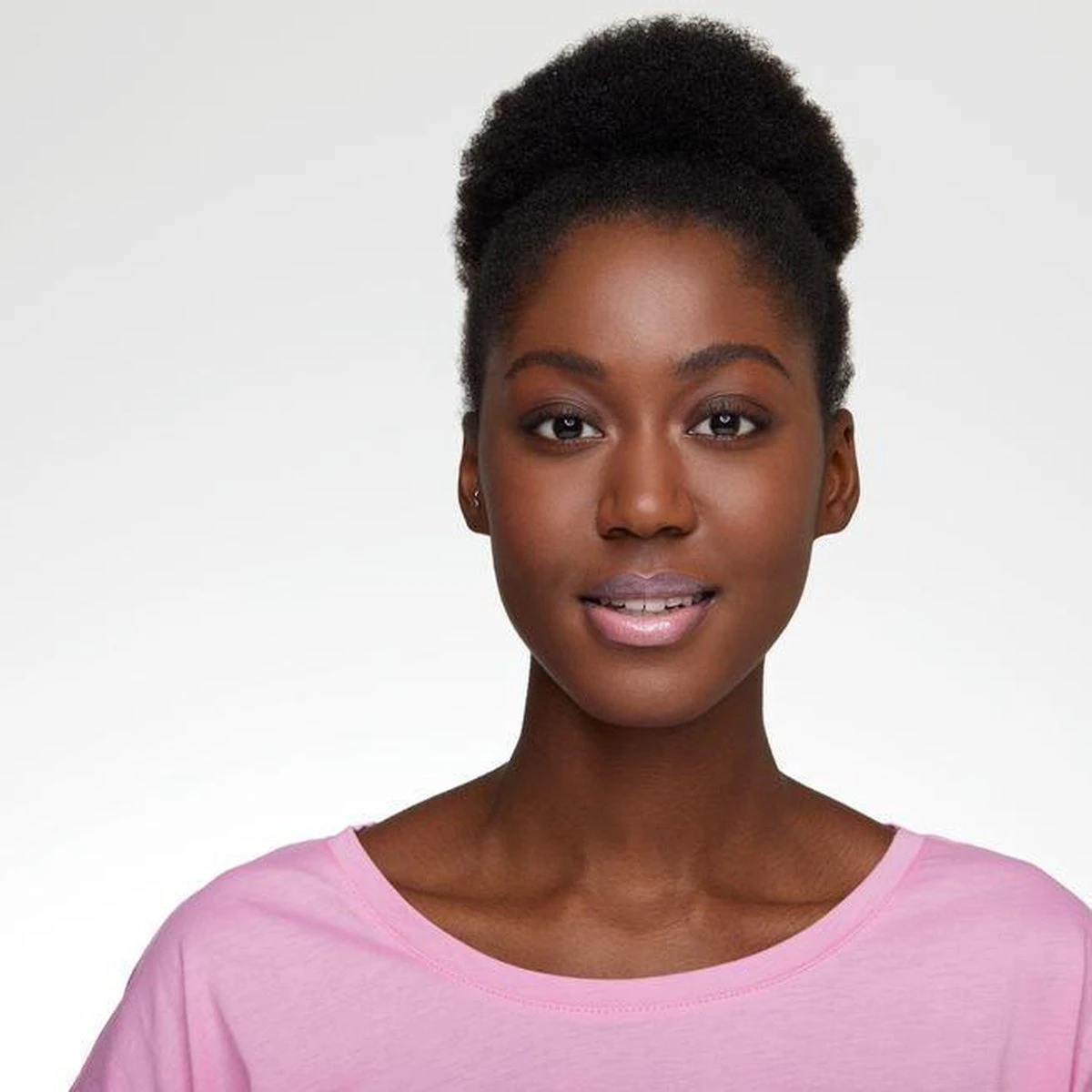 Essence Extreme Shine Volume Lipgloss 5 Ml 104 Nude Mood 7 Essence Extreme Shine Volume Lipgloss 5 Ml 104 Nude Mood - Afbeelding 7