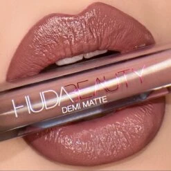 Huda Beauty Demi Matte Cream Lipstick - Révolutionnaire 12 Huda Beauty Demi Matte Cream Lipstick - Révolutionnaire -Glam Make-up Verkoop 1200x1200 1230
