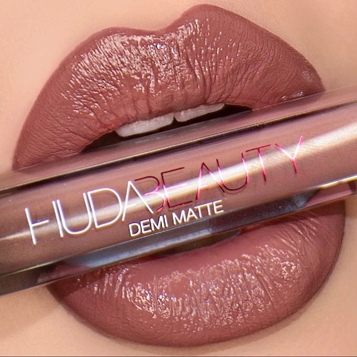 Huda Beauty Demi Matte Cream Lipstick - Révolutionnaire 6 Huda Beauty Demi Matte Cream Lipstick - Révolutionnaire - Afbeelding 6