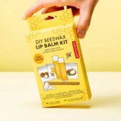 Kikkerland DIY Bijenwas Lip Balsem Kit - Maak Je Eigen Lippenbalsem - 100% Natuurlijk - Voor Twee Balsem Sticks -Glam Make-up Verkoop 1200x1200 1328