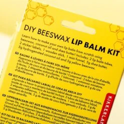 Kikkerland DIY Bijenwas Lip Balsem Kit - Maak Je Eigen Lippenbalsem - 100% Natuurlijk - Voor Twee Balsem Sticks -Glam Make-up Verkoop 1200x1200 1329