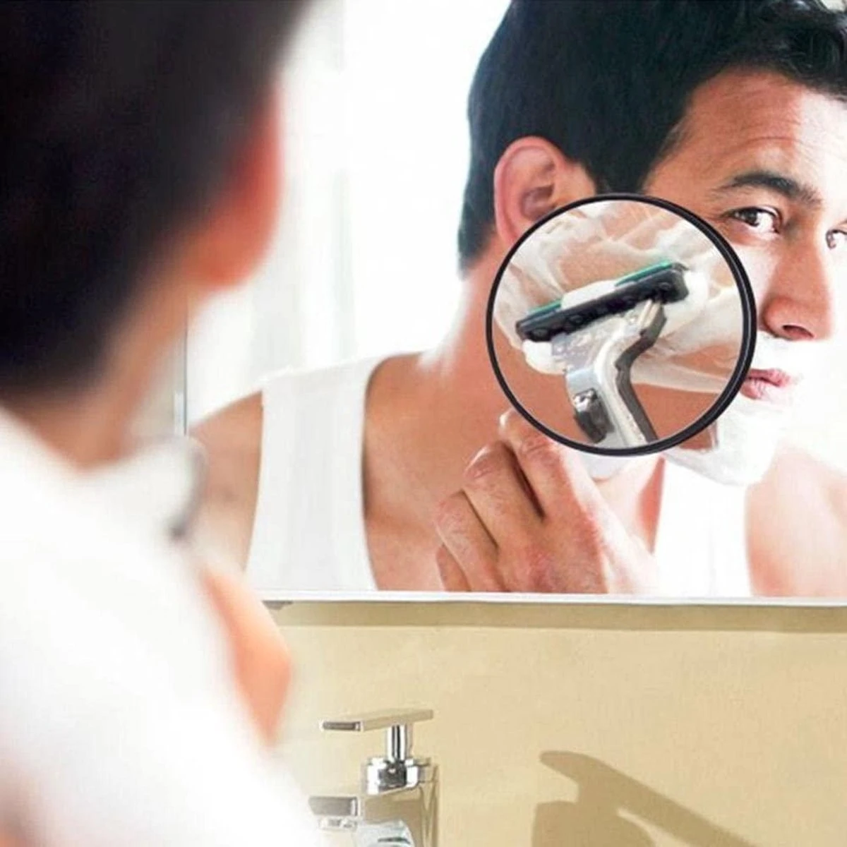 Doodadeals® Vergrootspiegel - 5x Vergroot - Toilettas Formaat - Zuignap - Make-up - Badkamer - ø 7 Cm 3 Doodadeals® Vergrootspiegel - 5x Vergroot - Toilettas Formaat - Zuignap - Make-up - Badkamer - ø 7 Cm - Afbeelding 3