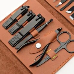 16 Delig Manicure Set Met Gezichtsmasker- Nagelset -Nagelvijl - Nagelknipper- Nagelschaar - Pincet- Manicureset Met Luxe Etui Voor Nagel 21 16 Delig Manicure Set Met Gezichtsmasker- Nagelset -Nagelvijl - Nagelknipper- Nagelschaar - Pincet- Manicureset Met Luxe Etui Voor Nagel -Glam Make-up Verkoop 1200x1200 654