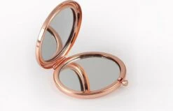 Merkloos Blossom Roségoud Make-up Spiegel | Compacte Zakspiegel Met Gepersonaliseerde Naam | Make Up Spiegel - Zakspiegel - Tas Spiegel - Hand Spiegel - Mini Spiegel - Kleine Spiegel -Glam Make-up Verkoop 1200x771 1