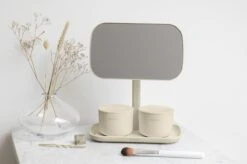 Brabantia ReNew Make-up Spiegel - Met Accessoireschaal - Soft Beige 26 Brabantia ReNew Make-up Spiegel - Met Accessoireschaal - Soft Beige -Glam Make-up Verkoop 1200x799 13