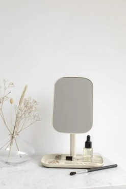 Brabantia ReNew Make-up Spiegel - Met Accessoireschaal - Soft Beige 35 Brabantia ReNew Make-up Spiegel - Met Accessoireschaal - Soft Beige -Glam Make-up Verkoop 800x1200 28