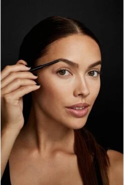 Maybelline Brow Satin Wenkbrauwpotlood - 05 Black Brown -Glam Make-up Verkoop 806x1200 2