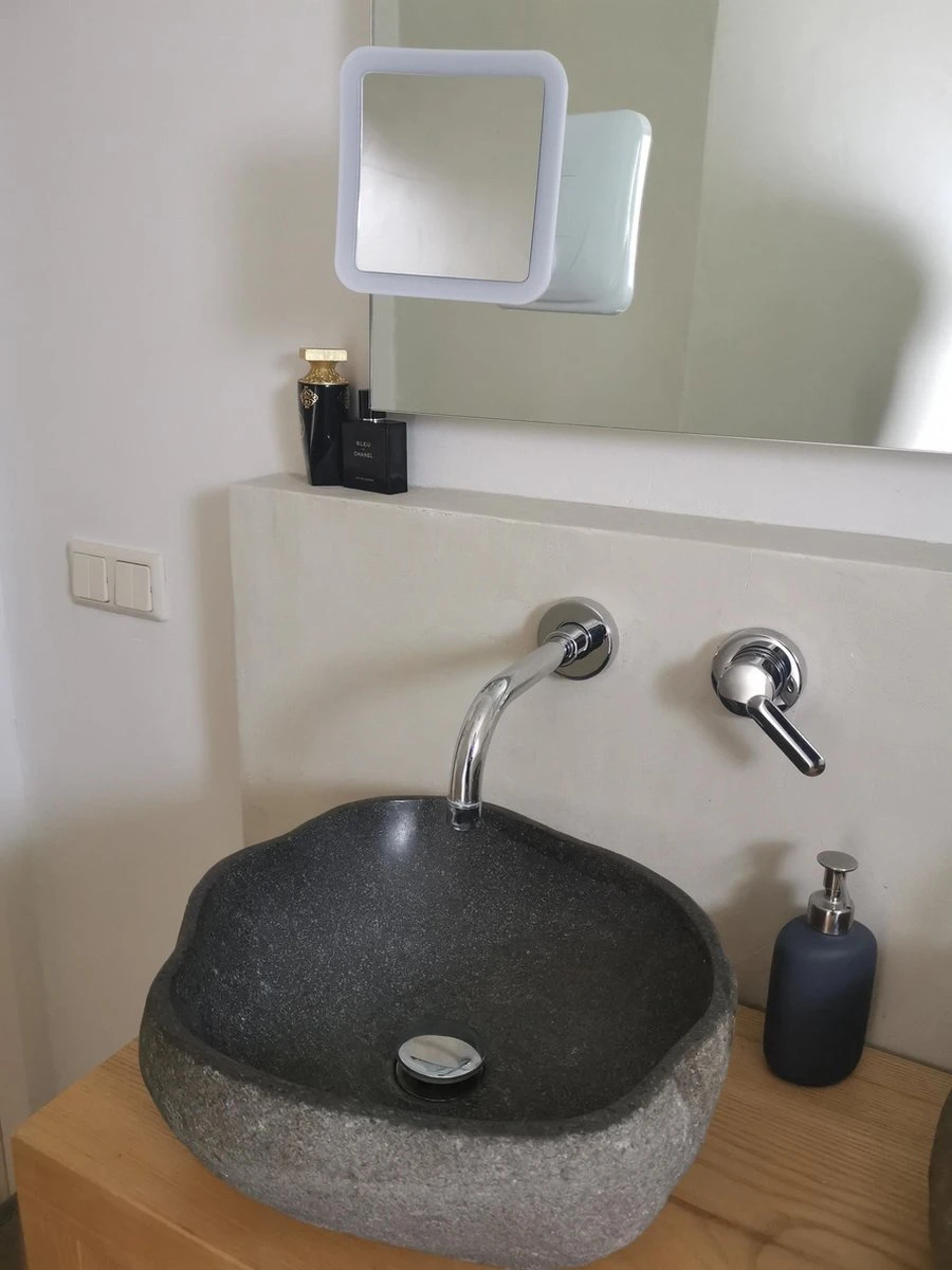 Vergroot Make Up En Scheer Spiegel Met LED Verlichting Vierkant - 10x Vegroting En Natuurlijk Licht Voor Cosmetica/Scheren/Epileren - 360° Graden Verstelbare Zuignap En Wandbevestiging 5 Vergroot Make Up En Scheer Spiegel Met LED Verlichting Vierkant - 10x Vegroting En Natuurlijk Licht Voor Cosmetica/Scheren/Epileren - 360° Graden Verstelbare Zuignap En Wandbevestiging - Afbeelding 5