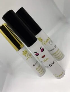 Luxuryqueenlashes Wimperlijm - Clear, Doorzichtig (2st) (NIEUWE VERPAKKING) 7 Luxuryqueenlashes Wimperlijm - Clear, Doorzichtig (2st) (NIEUWE VERPAKKING) -Glam Make-up Verkoop 921x1200 1