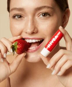 Nivea - Labello Strawberry Shine Lippenbalsem - 5,5 Ml Stick - Lipbalsem - Lipbalm - Lipverzorging - Verrijkt Met Shea Boter En Bio Jojoba Olie 11 Nivea - Labello Strawberry Shine Lippenbalsem - 5,5 Ml Stick - Lipbalsem - Lipbalm - Lipverzorging - Verrijkt Met Shea Boter En Bio Jojoba Olie -Glam Make-up Verkoop 990x1200
